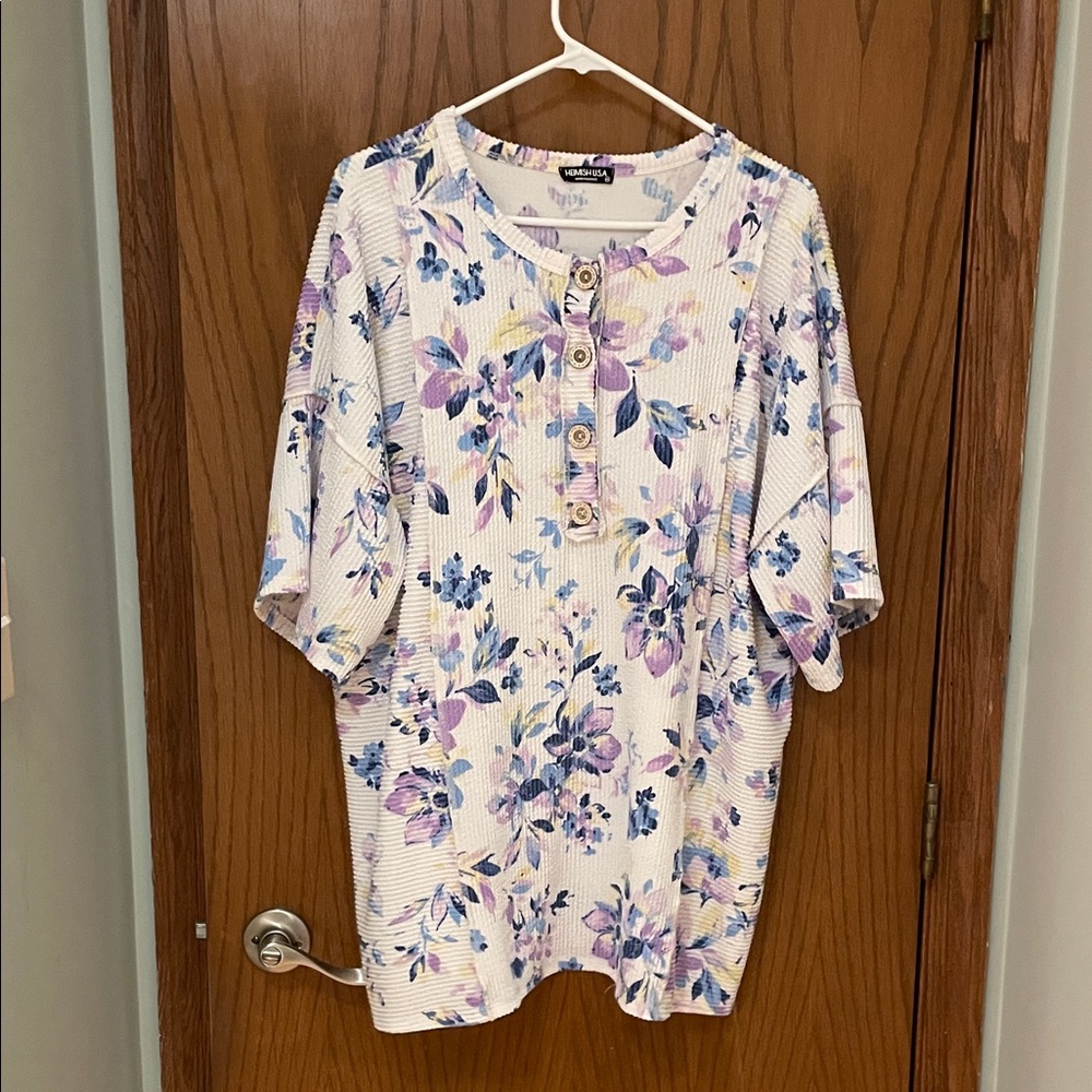 HEIMISH USA Women’s Size 2X Purple and Cream Floral Faux Button Shirt
